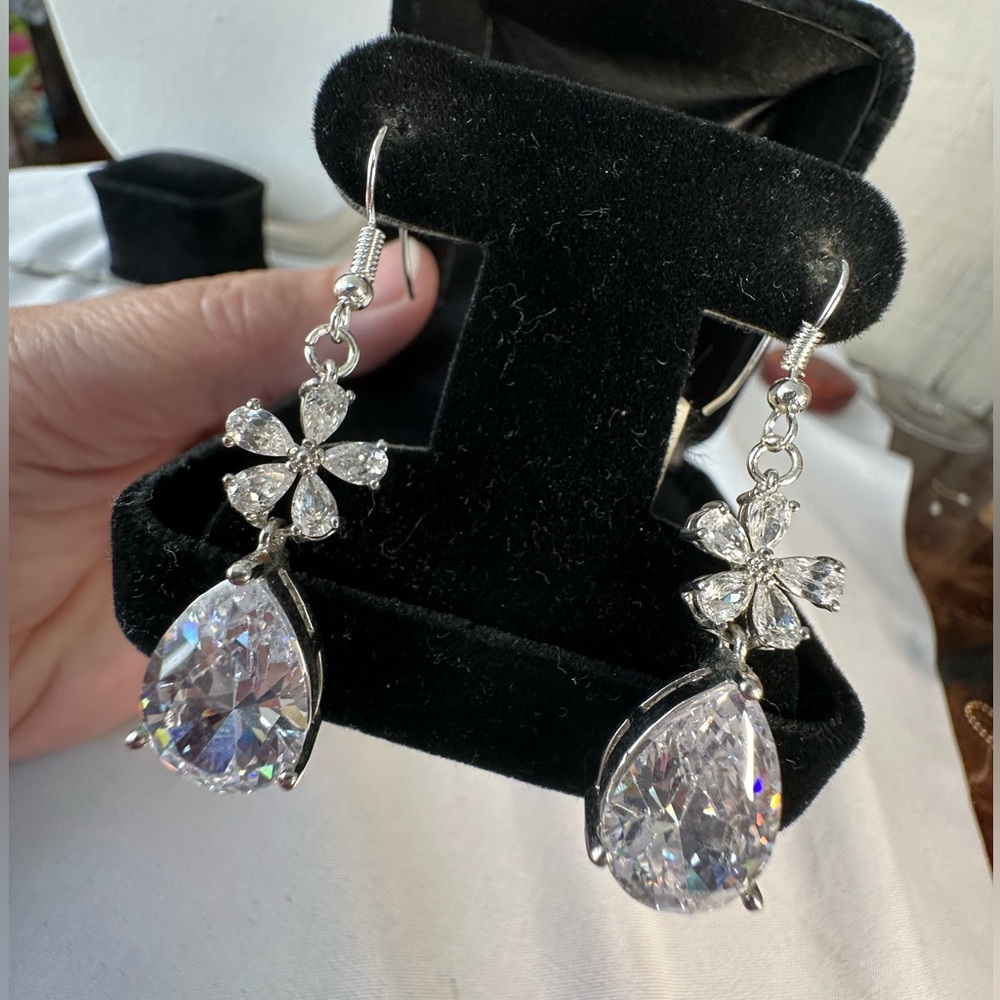 Gorgeous sparkly large pear shaped rhinestones earrings